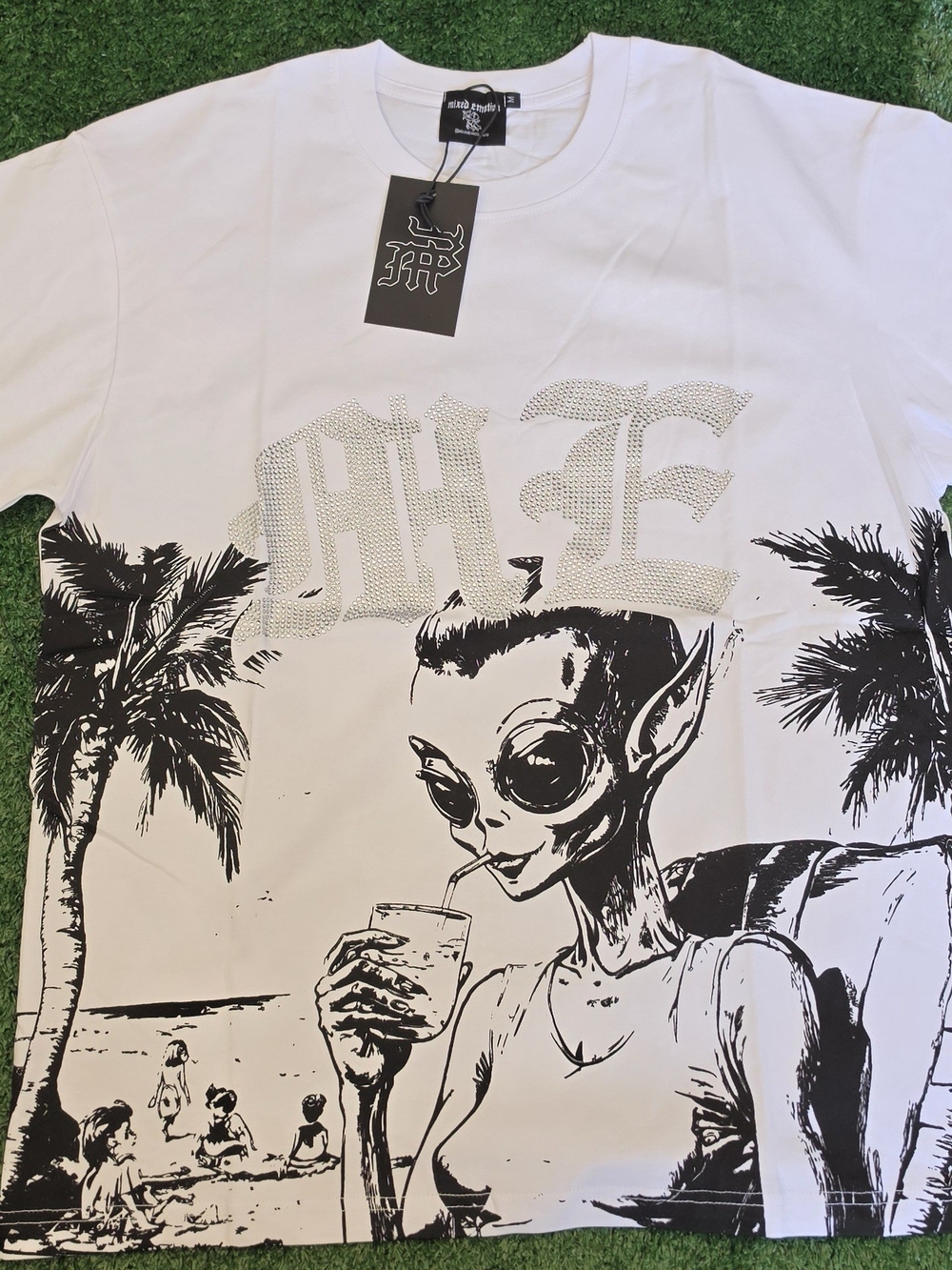 Mixed Emotions White Graphic Alien Beach Print Tee Size M